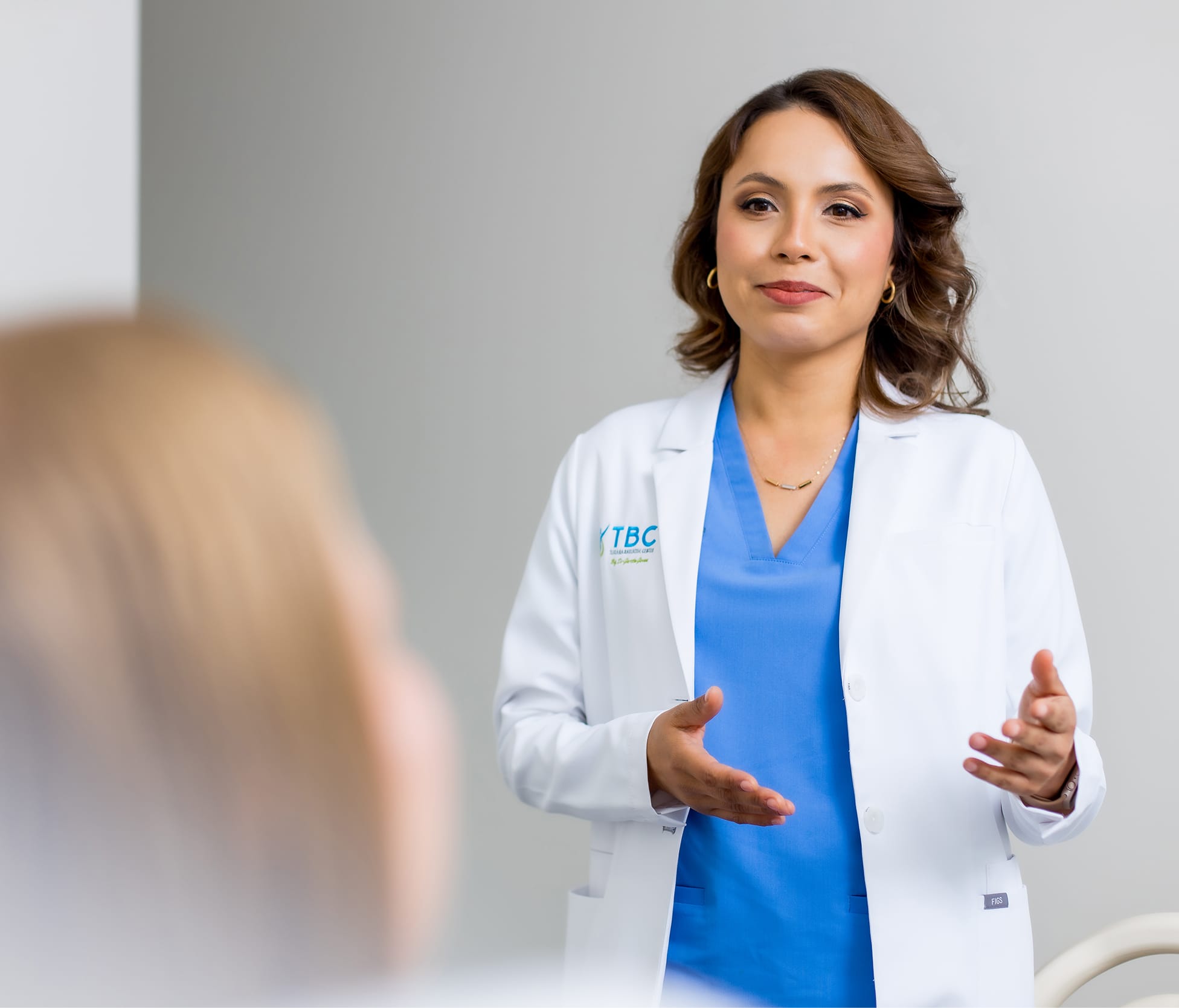 Doctor discussing VGS eligibility with bariatric patient during consultation