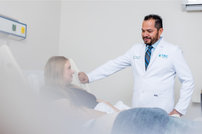 Doctor discussing gastric sleeve leak symptoms with bariatric patient
