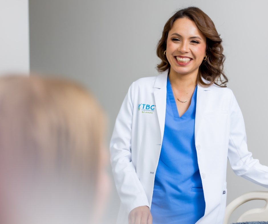 Doctor discussing gallbladder surgery in Tijuana with a patient